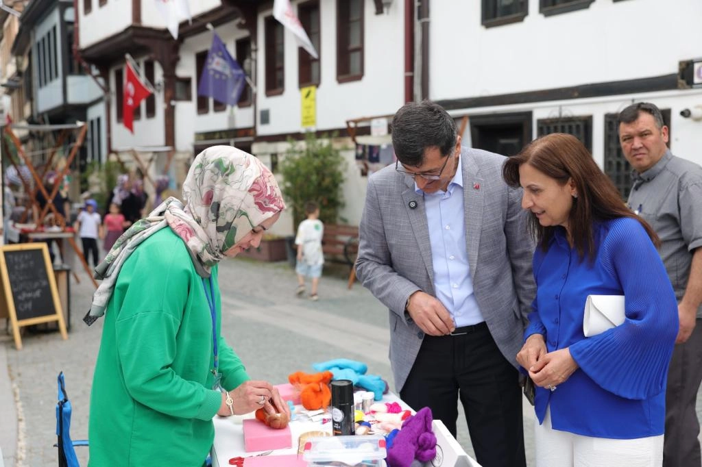 K&uuml;tahya'da Başkan Kahveci, Germiyan Sokak'ta &uuml;reticilerle buluştu