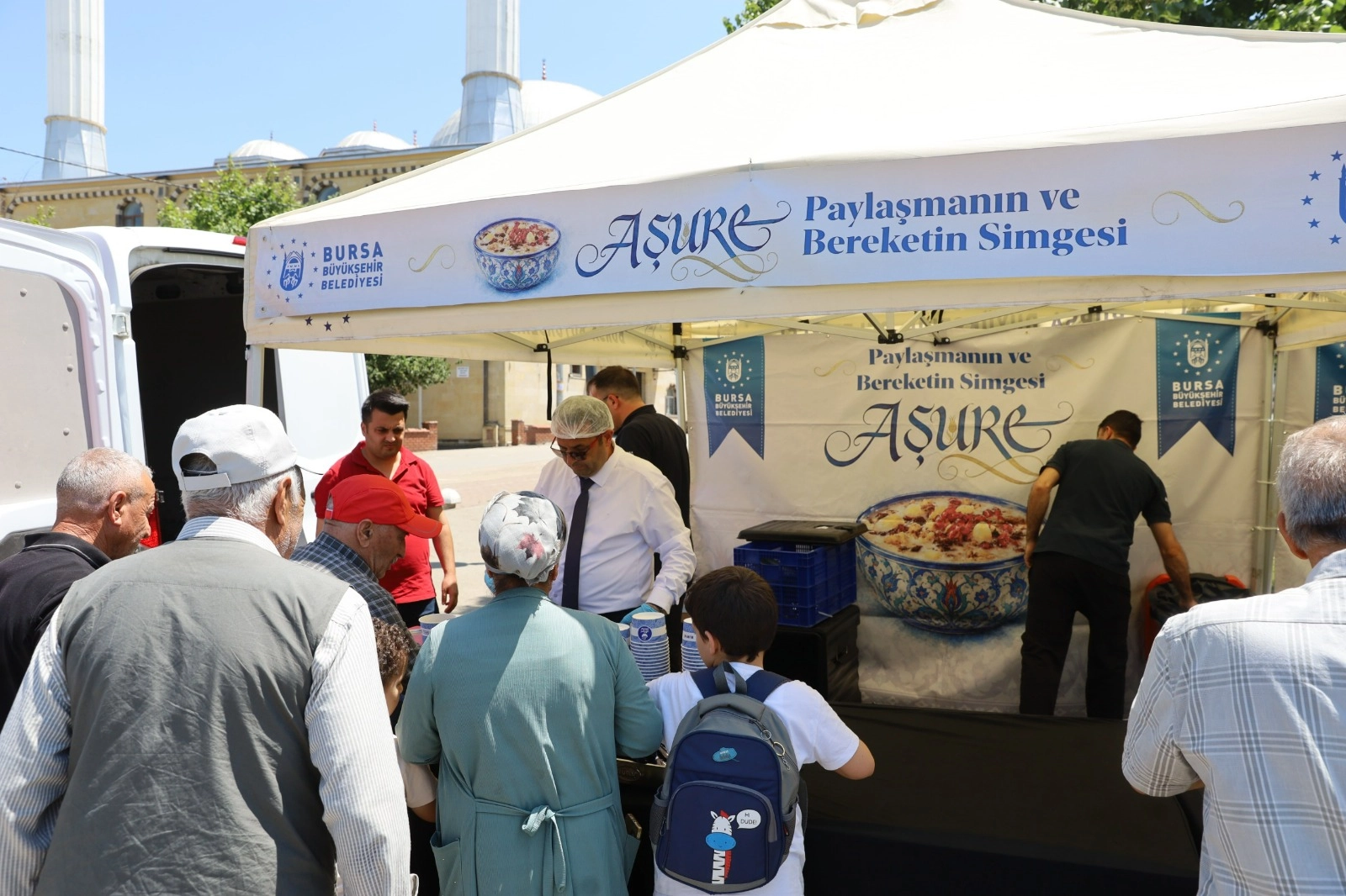Bursa B&uuml;y&uuml;kşehir'in aşure geleneği Şirinevler'de yaşatıldı