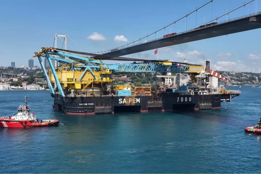 Saipem 7000 Boğazlar'dan g&uuml;venle ge&ccedil;ti