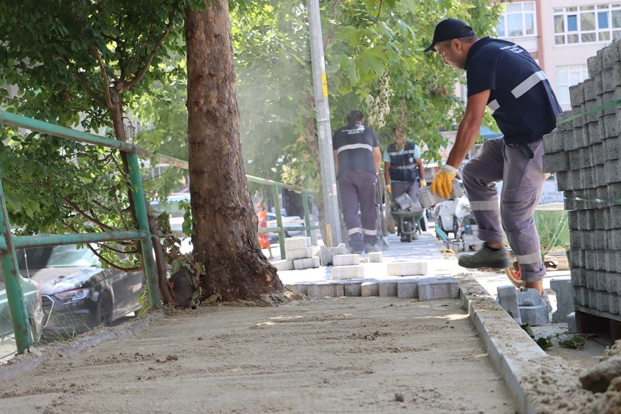 İstanbul Maltepe&rsquo;de kaldırım d&uuml;zenleme &ccedil;alışmaları s&uuml;r&uuml;yor