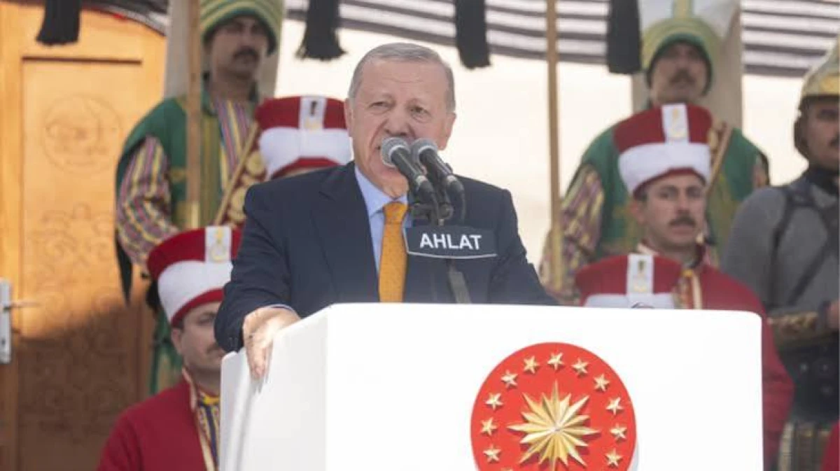 Erdoğan&rsquo;dan Ahlat&rsquo;ta dikkat &ccedil;eken mesaj: &ldquo;Malazgirt&rsquo;e giden yol buradan a&ccedil;ıldı&rdquo;