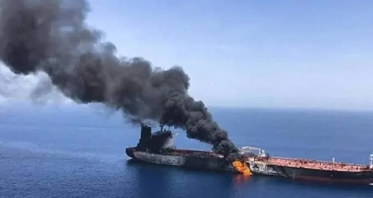 H&uuml;rm&uuml;z Boğazı&rsquo;nda tankere kimliği belirsiz cisim isabet etti